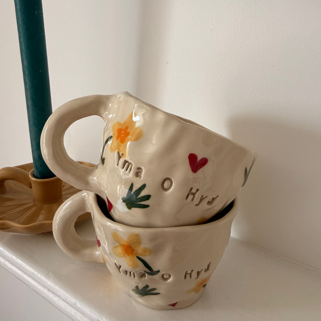 Yma O Hyd Mug