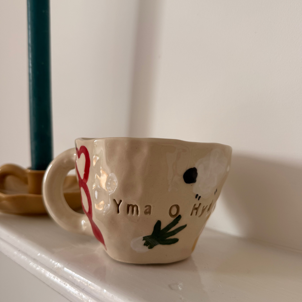 Yma O Hyd Mug